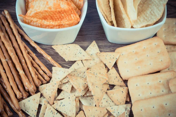 Vintage fotó, sós chips, érdekében, Ropi, és a cookie-k, egészségtelen élelmiszerek fogalmát halom — Stock Fotó