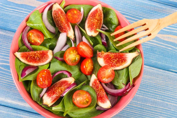 Gyümölcs és zöldség saláta fa villát, egészséges életmód és táplálkozás koncepció — Stock Fotó