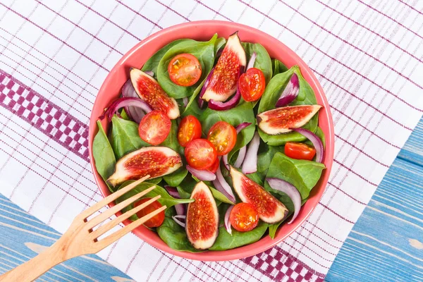 Gyümölcs és zöldség saláta fa villát, a koncepció az egészséges életmód és táplálkozás — Stock Fotó