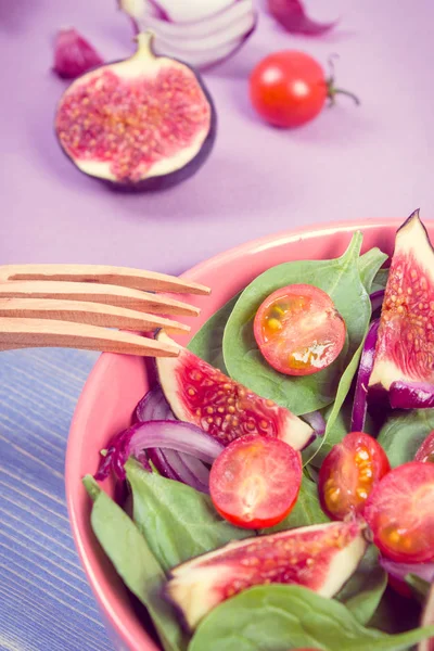 Foto vintage, Ensalada de frutas y verduras con tenedor de madera, concepto de estilo de vida saludable y nutrición — Foto de Stock