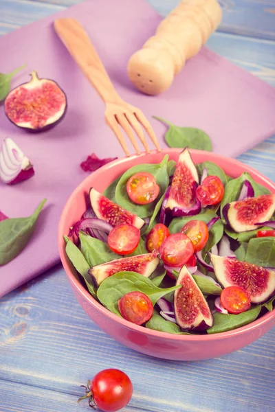 Salada de frutas e legumes e ingredientes para preparar refeição, conceito de nutrição saudável — Fotografia de Stock
