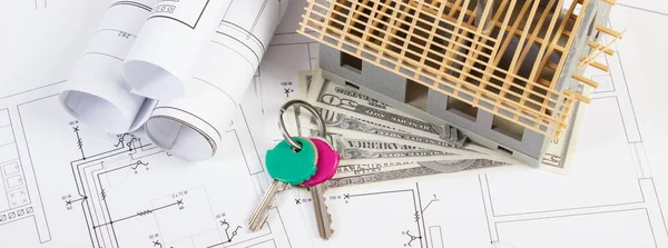 Casa in costruzione, monete dollaro e chiavi su disegni elettrici e diagrammi per il progetto, concetto di costo della casa di costruzione — Foto Stock