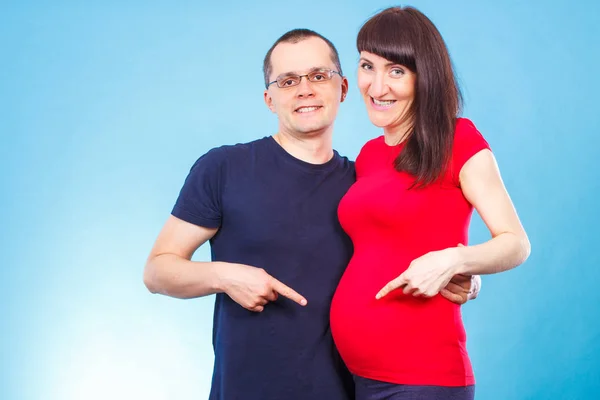 Šťastní rodiče ukazuje břicho těhotné matky, očekává pro novorozence — Stock fotografie
