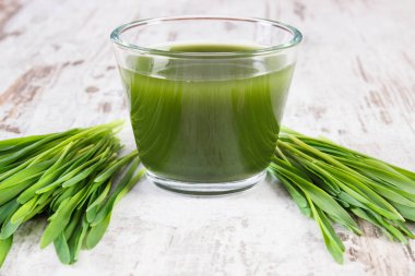 Arpa çim ve eski ahşap tahta üzerinde içecek fincan