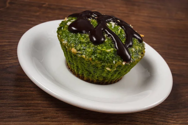 Muffin fresco com espinafre, coco dessecado e esmalte de chocolate, deliciosa sobremesa saudável — Fotografia de Stock