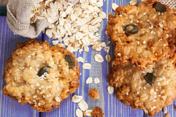 Fresh baked oatmeal cookies and oat flakes in jute bag, concept of healthy dessert — Stock Photo, Image