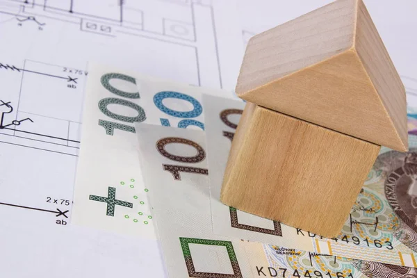 House shape of wooden blocks and polish currency on construction drawing — Stock Photo, Image