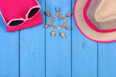 Deniz, güneş, güneş gözlüğü, hasır şapka ve havlu kurullarında, tatil için aksesuarlar şeklinde