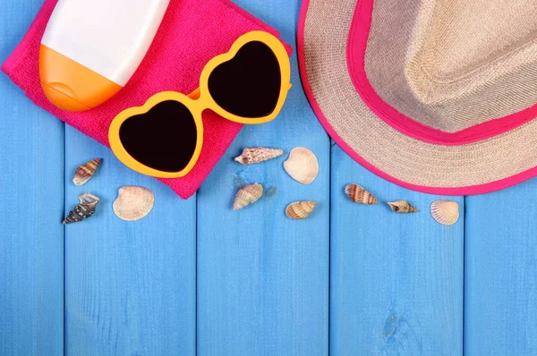 Cáscaras de mar y accesorios para el verano o las vacaciones, espacio de copia de texto en los tableros — Foto de Stock