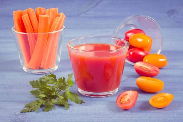 Vintage φωτογραφία, χυμό ντομάτας και λαχανικά επί του σκάφους, η έννοια της υγιεινής διατροφής — Φωτογραφία Αρχείου