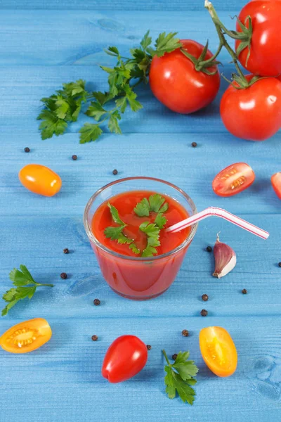 Χυμό ντομάτας και λαχανικά με μπαχαρικά σε πίνακες, έννοια της υγιεινής διατροφής — Φωτογραφία Αρχείου