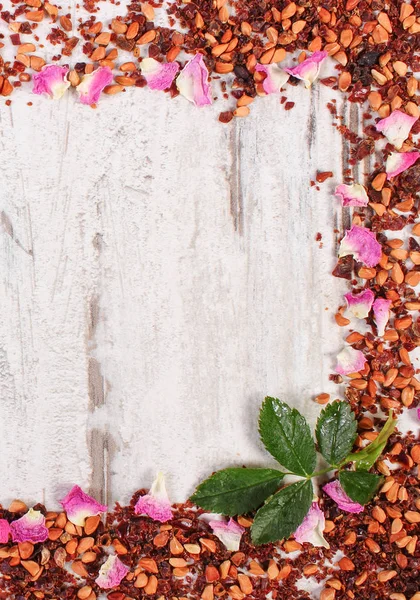 Quadro de pétalas de rosa silvestres secas e grãos de chá, espaço de cópia para o texto na placa rústica velha — Fotografia de Stock