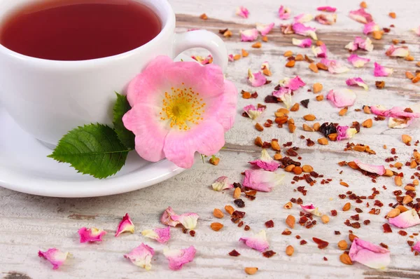 喝杯热茶与旧仿古栈道上的野生玫瑰花朵 — 图库照片