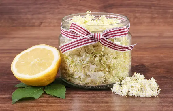 Holunderblüten und Zitrone zur Zubereitung von frischem, gesundem Saft — Stockfoto