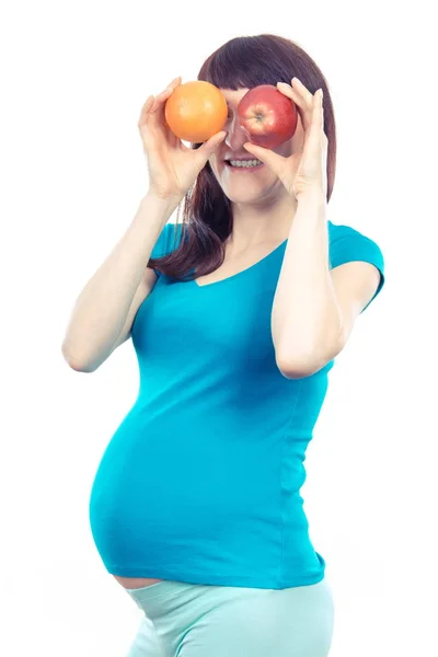 Винтажное фото, счастливая беременная женщина со свежими фруктами на глазах, здоровое питание во время беременности — стоковое фото