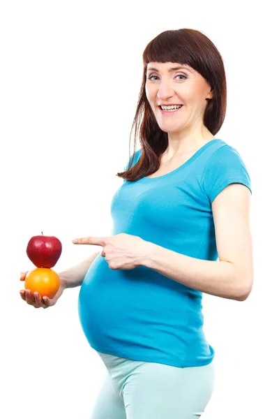 Bonne femme enceinte montrant des fruits frais, des aliments sains et la nutrition pendant la grossesse — Photo