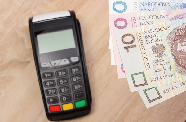 Monnaie polonaise argent et terminal de paiement, machine de carte de crédit — Photo