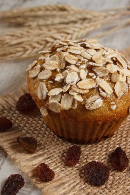 Muffin yulaf kepekli un ve Başak çavdar, lezzetli sağlıklı tatlı kavramı ile pişmiş ile