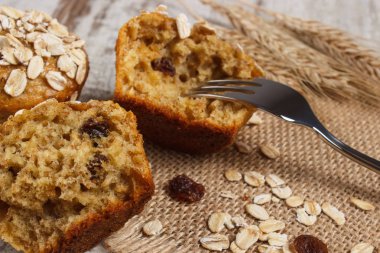 Kek pişmiş kepekli un ve Başak çavdar, yulaf ezmesi ile lezzetli sağlıklı tatlı