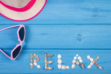 Word relax deniz kabuklarını, güneş gözlüğü ve panoları, hasır şapka yaz zaman kavramı yapılmış