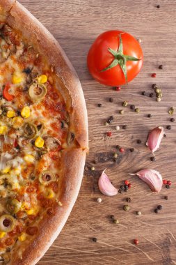 Vejetaryen pizza, malzemeler ve rustik ahşap tahta zemin üzerine baharat