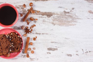 Siyah kahve, çikolata, kakao ve Erik reçeli, rustik tahta üzerinde metin için kopya yer ile karanlık pasta