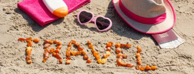 Yazıt seyahat, güneşlenme ve para birimlerinin dolar, plaj, tatil veya yaz saati kavramı ile pasaport için aksesuarlar
