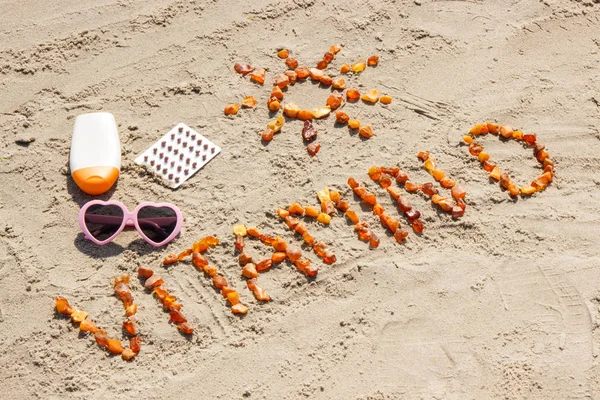 医疗丸，铭文维生素 D 及配件在海滩晒太阳，夏天时间和健康的生活方式的概念 — 图库照片