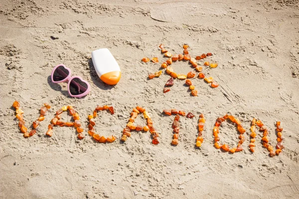 Palabra de vacaciones y forma de sol, accesorios para tomar el sol en la playa, concepto de hora de verano — Foto de Stock