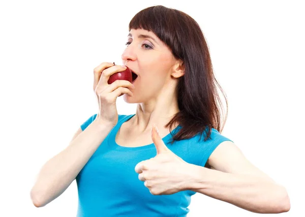 Glückliche Frau isst frischen Apfel und zeigt Daumen nach oben, Konzept der gesunden Ernährung — Stockfoto