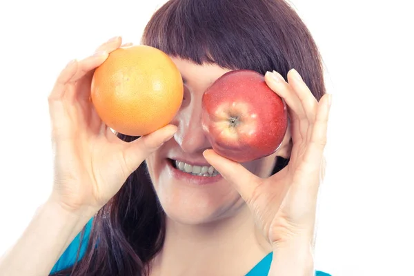Foto vintage, mulher feliz segurando frutas frescas em seus olhos, conceito de comida saudável e nutrição — Fotografia de Stock