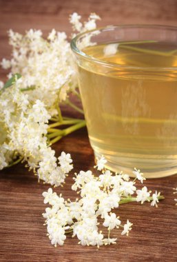 Rustik kurulu taze sağlıklı suyu ve mürver çiçekleri