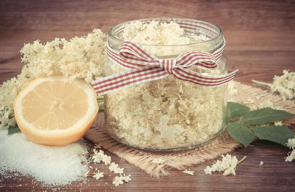 Foto vintage, flores de saúco e ingredientes para preparar jugo sano fresco — Foto de Stock