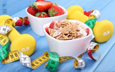 Taze çilek, buğday ve çavdar pul, halter ve santimetre, sağlıklı ve sportif yaşam kavramı