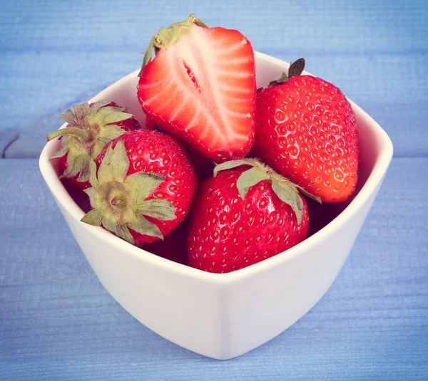 老式的照片，新鲜的草莓在玻璃碗上板，健康甜品的概念 — 图库照片