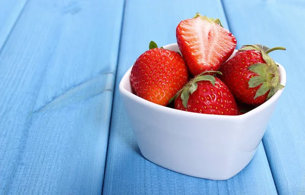 新鲜的草莓在玻璃碗上板，健康甜品的概念 — 图库照片