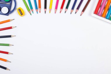 Beyaz arka plan, metin için kopya yer üzerinde okul aksesuarları