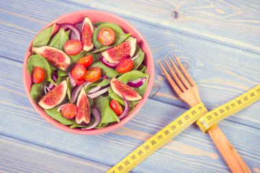 Vintage Fotoğraf, meyve ve sebze salatası, mezura, sağlıklı yaşam ve zayıflama ve konsepti ile çatal