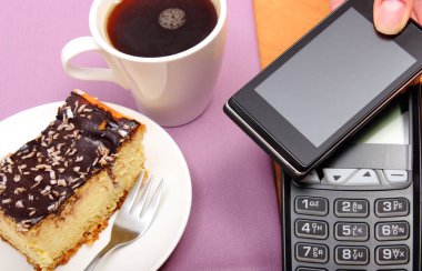 Peynirli kek ve kahve için Nfc teknolojisi ile cep telefonu ile ödeme