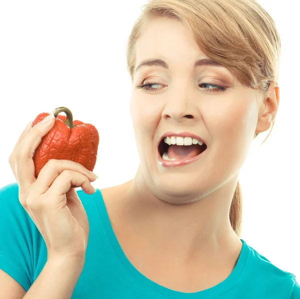 Znechucená žena držící v ruce staré vrásčité papriky, nezdravé jídlo — Stock fotografie
