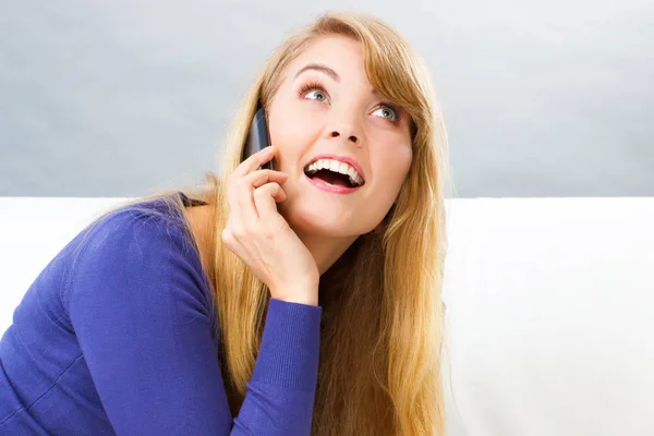 Щаслива усміхнена жінка розмовляє на мобільному телефоні — стокове фото