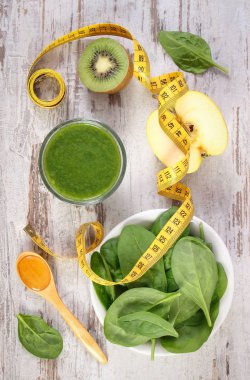 Malzemeler, ıspanak ve santimetre, sağlıklı beslenme ve zayıflama kavramı üzerinden taze kokteyl