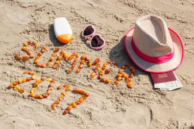 Yazıt yaz 2017, güneşlenme ve para birimlerinin dolar Beach, yaz saati kavramı ile pasaport için aksesuarlar