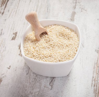 Kalsiyum ve diyet lifi, sağlıklı beslenme kavramı içeren susam yığını