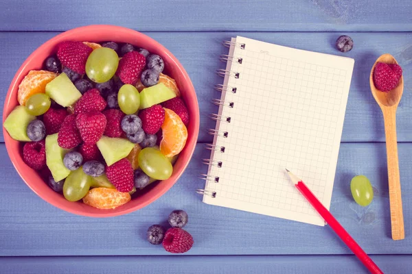 Foto vintage, Salada de frutas frescas e bloco de notas para notas, estilo de vida saudável e conceito de nutrição — Fotografia de Stock