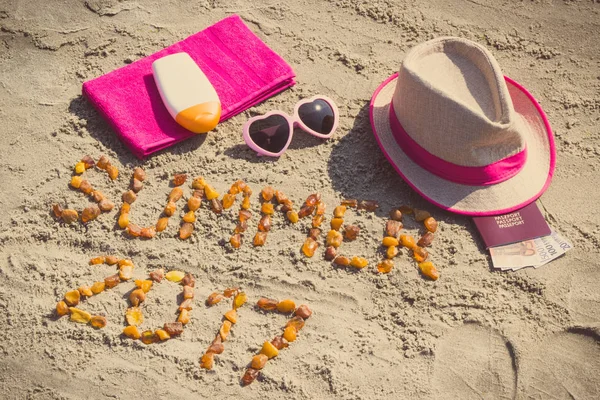 Inschrijving zomer 2017, accessoires voor zonnebaden en paspoort met valuta euro op zand op het strand, zomertijd — Stockfoto