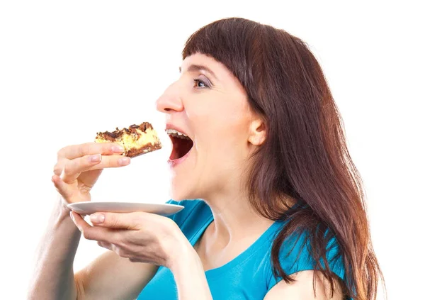 Felice donna sorridente mangiare torta di formaggio fatta in casa appena sfornata — Foto Stock