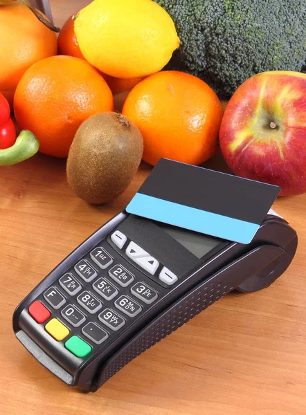 Платіжний термінал з безконтактною кредитною карткою, фруктами та овочами, концепція безготівкової оплати за покупки — стокове фото
