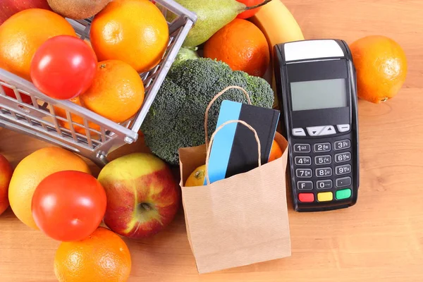 Terminal de pago, tarjeta de crédito sin contacto, bolsa de compras de papel y frutas con verduras — Foto de Stock