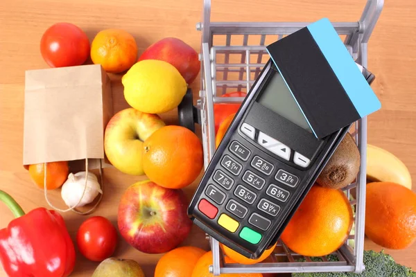 Terminal de pago con tarjeta de crédito sin contacto, frutas y verduras, concepto de pago sin efectivo para compras — Foto de Stock